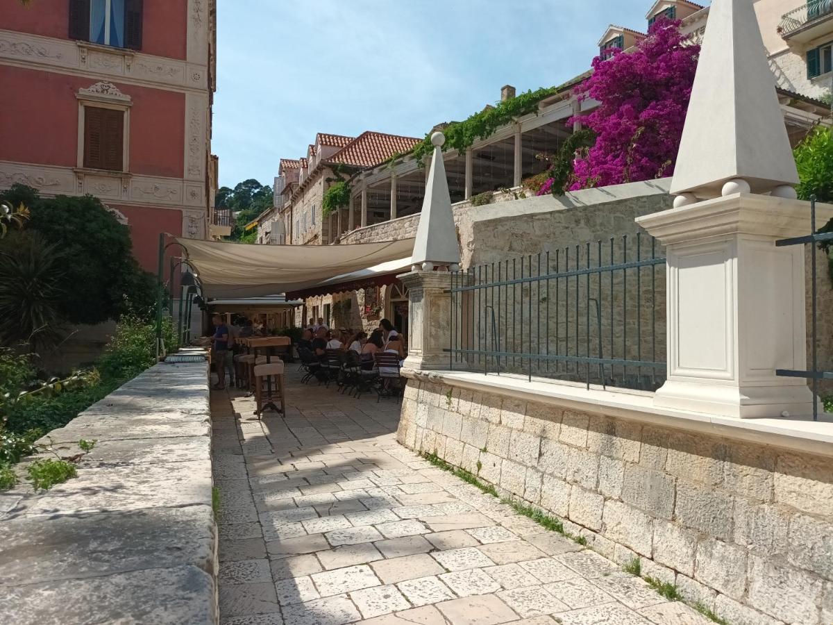 Jesliving Hvar - 2 Bedroom Elegant Apartment With Sea View In Historic Center Of Χβαρ Εξωτερικό φωτογραφία